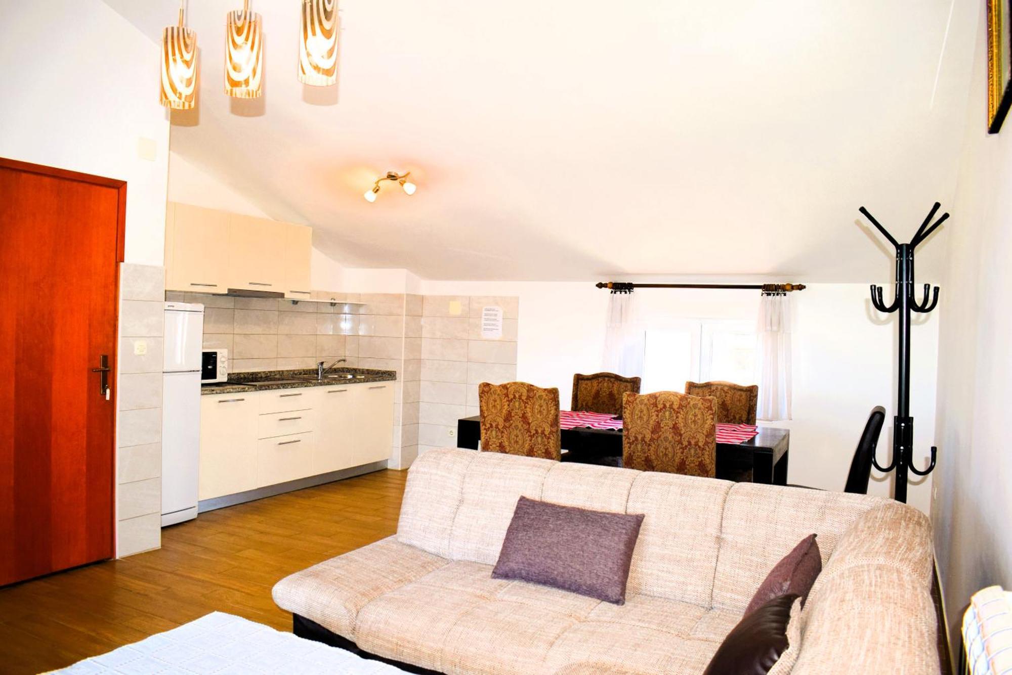 Apartments Milica Malinska Bilik gambar